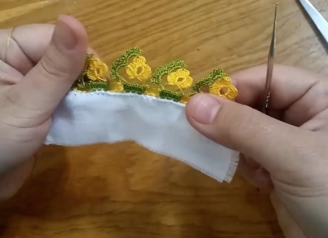 Sıralı Çiçekli Oya